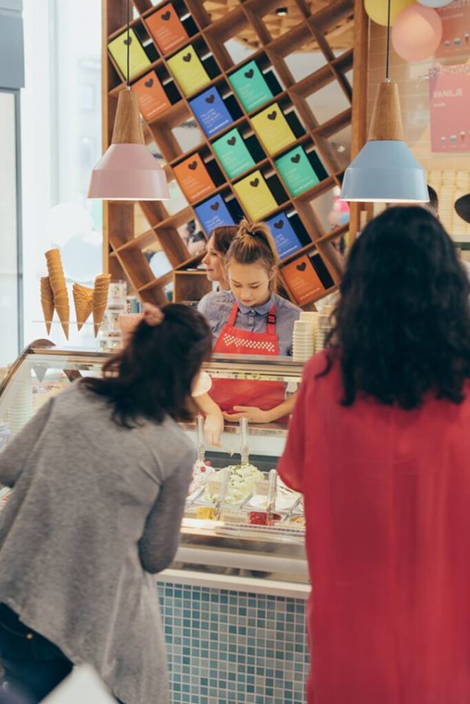 Reval-Gelato-Kiosk-Design-Viru-Keskus-(6)-min